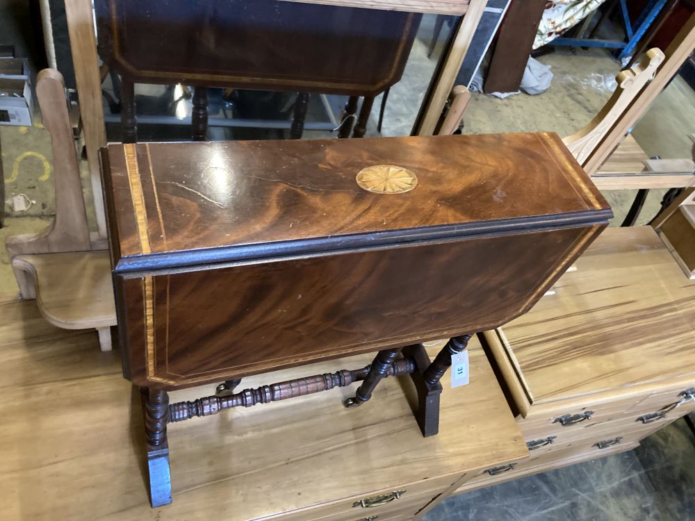 An Edwardian inlaid mahogany Sutherland table, width 60cm, depth 16cm, height 61cm